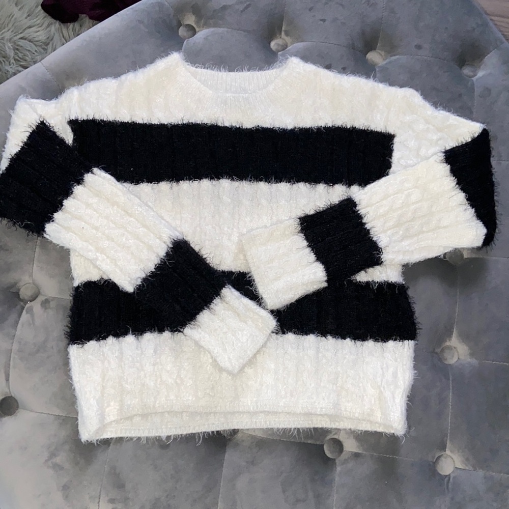 Black and white sweater - Picture 2 of 2